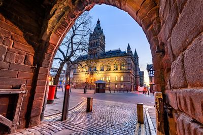 Das Rathaus im gotischen Stil mit seinem Turm und seiner Turmspitze in Chester. 